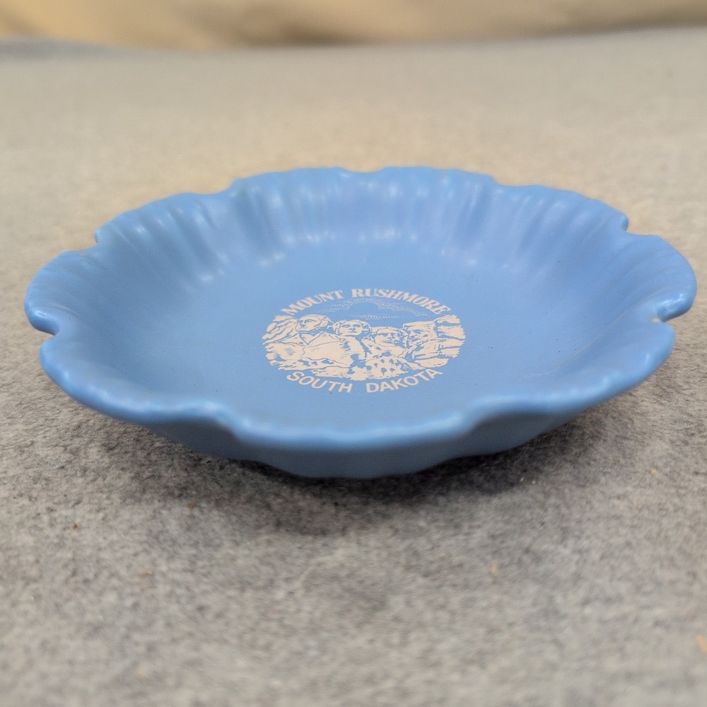 Vintage Mount Rushmore‎ South Dakota Blue Scalloped Ceramic Souvenir Ashtray - Picture 2 of 6